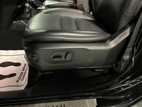 Used 2025 Jeep Wrangler Unlimited Sahara AWD/4WD image 13