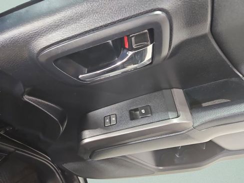 Used 2018 Toyota Tacoma TRD Sport image 31