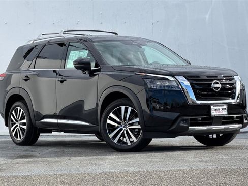 New 2025 Nissan Pathfinder Platinum image 2
