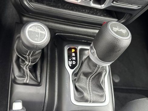 Used 2020 Jeep Wrangler Unlimited Sahara image 32