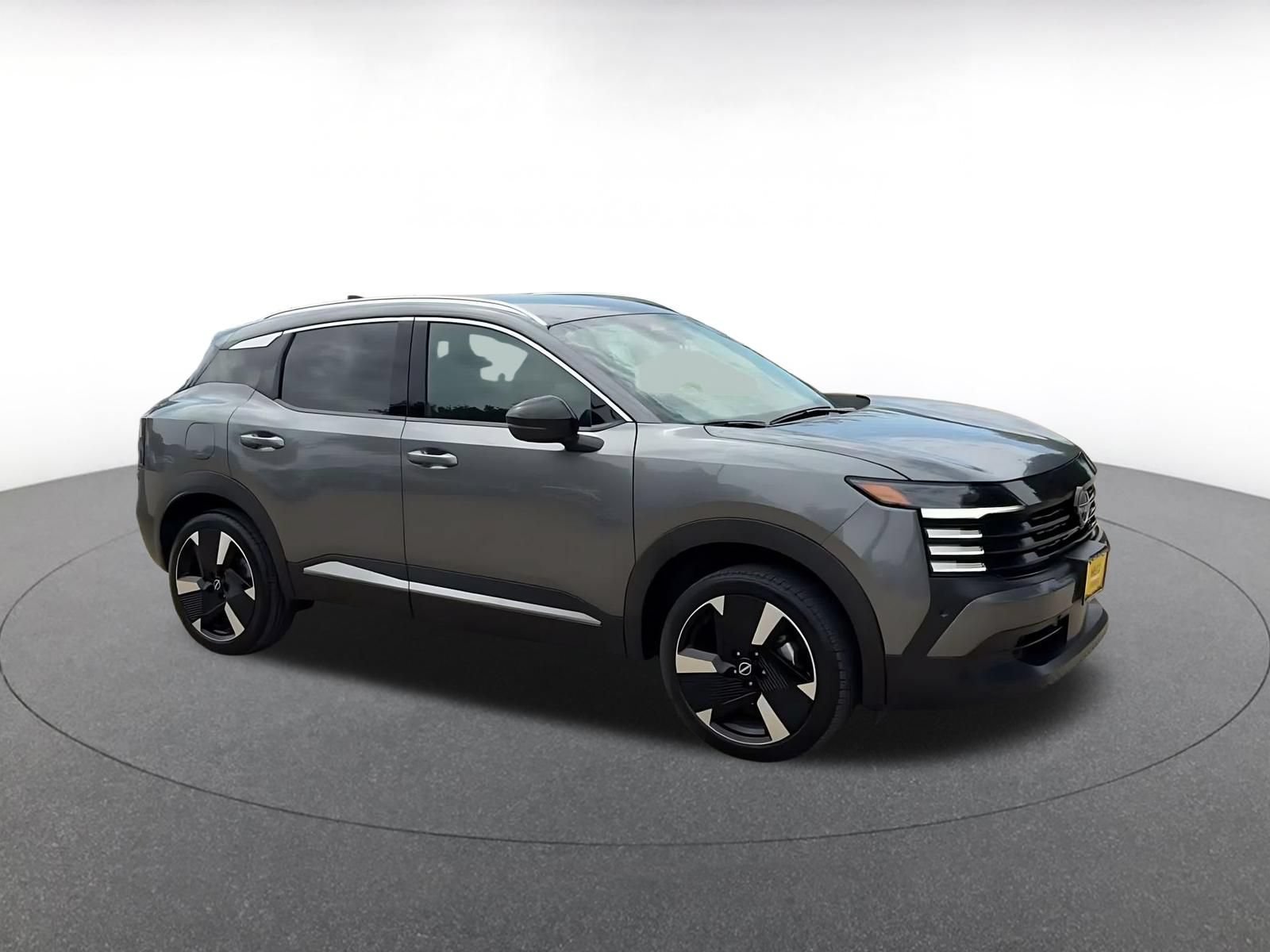 Used 2026 Nissan Kicks SR AWD/4WD image 2