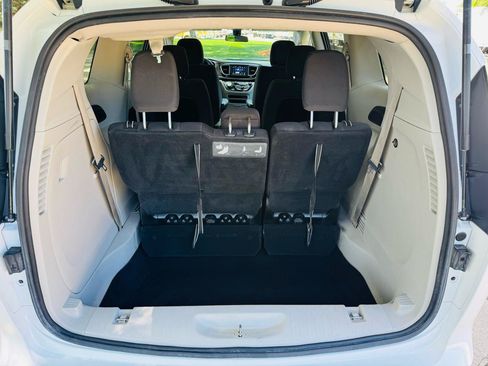 Used 2018 Chrysler Pacifica LX FWD image 8