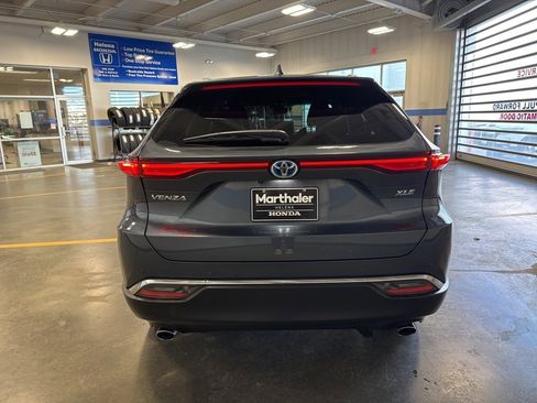 Used 2024 Toyota Venza XLE image 6