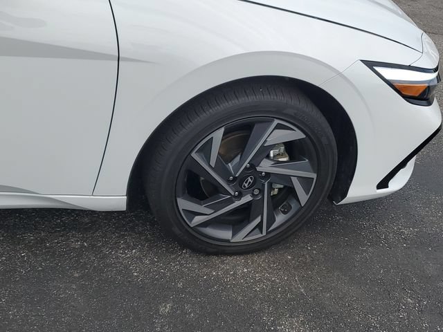 Certified 2025 Hyundai Elantra Limited FWD image 6