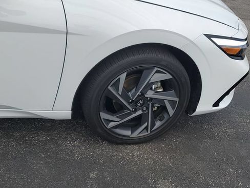 Certified 2025 Hyundai Elantra Limited FWD image 6