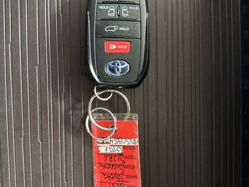 Certified 2021 Toyota Sienna XLE image 32