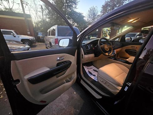 Used 2015 Kia Sedona LX w/ LX Convenience Package image 11