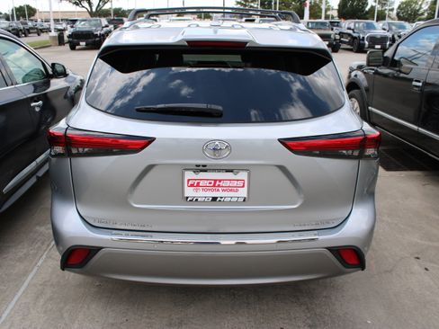 Used 2023 Toyota Highlander Platinum FWD image 9