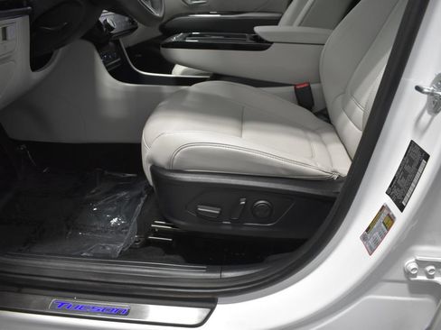 Used 2025 Hyundai Tucson Limited AWD/4WD image 19
