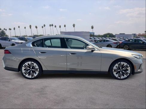 Used 2025 BMW 530i w/ Premium Package RWD image 4