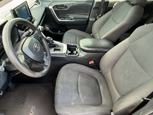 Used 2020 Toyota RAV4 LE FWD image 5