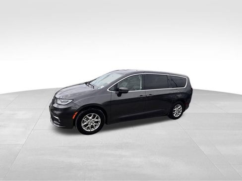 Used 2023 Chrysler Pacifica Touring-L image 3
