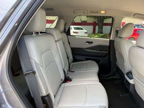 Used 2025 Nissan Pathfinder SL AWD/4WD image 30