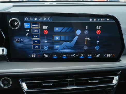 Used 2024 Chevrolet Traverse LT FWD image 17