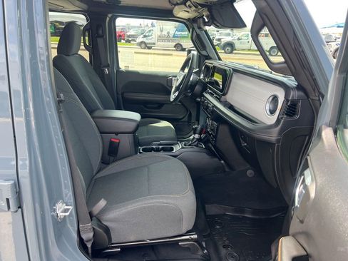 Used 2025 Jeep Wrangler Unlimited Sahara AWD/4WD image 31