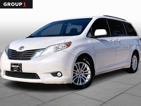 Used 2017 Toyota Sienna XLE image 1
