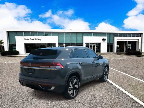 Used 2025 Volkswagen Atlas Cross Sport SE FWD image 8