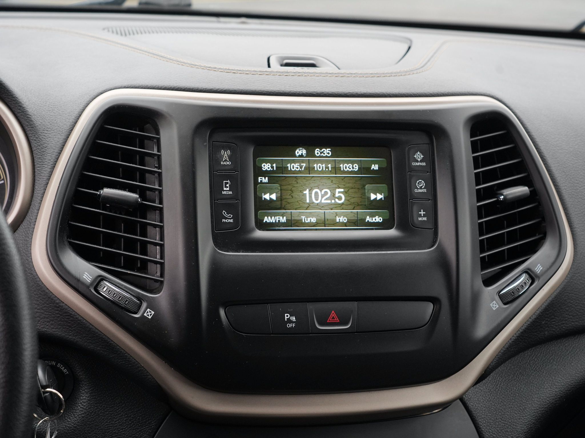 Used 2018 Jeep Cherokee Latitude w/ Safety Group AWD/4WD image 22