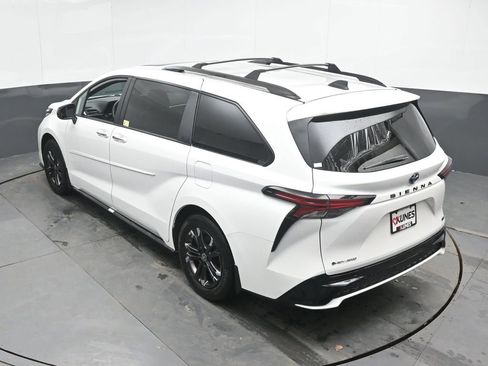 Used 2025 Toyota Sienna XSE AWD/4WD image 21
