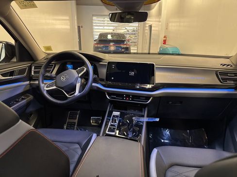 Used 2025 Volkswagen Atlas Peak Edition SE image 23