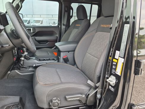 Used 2025 Jeep Gladiator Mojave AWD/4WD image 18
