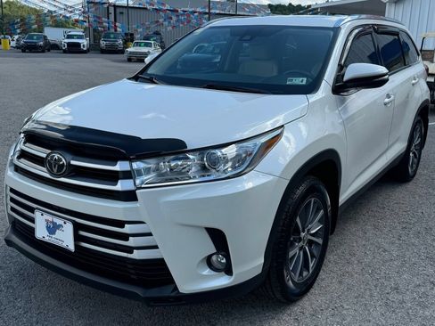 Used 2019 Toyota Highlander XLE AWD/4WD image 3