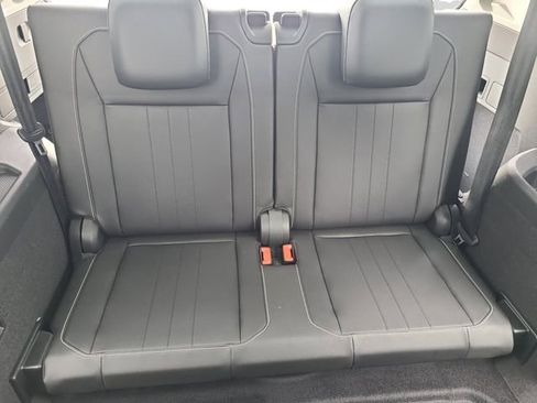 Used 2022 Volkswagen Tiguan SE FWD image 12