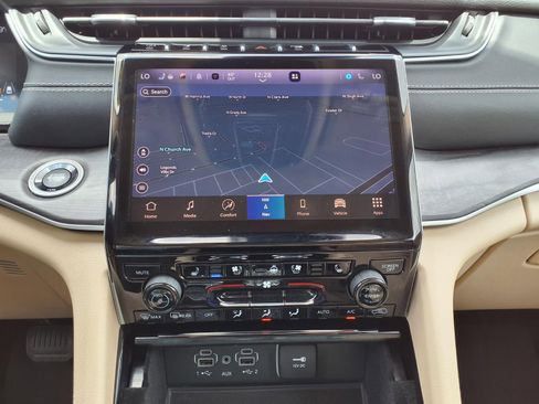 Used 2022 Jeep Grand Cherokee Limited w/ Luxury Tech Group II AWD/4WD image 26