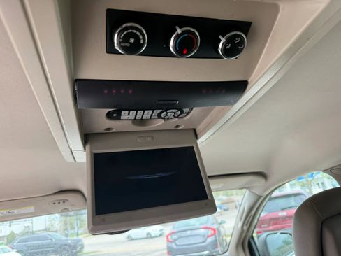 Used 2013 Chrysler Town & Country Touring-L w/ Driver Convenience Group image 11