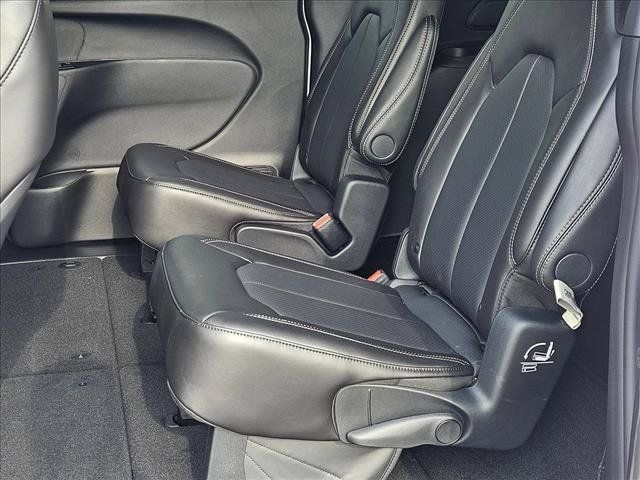New 2027 Chrysler Pacifica Select FWD image 15