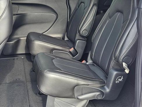 New 2027 Chrysler Pacifica Select FWD image 15