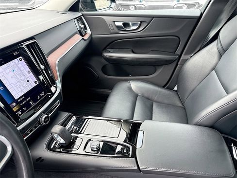 Used 2022 Volvo S60 T8 Inscription image 26