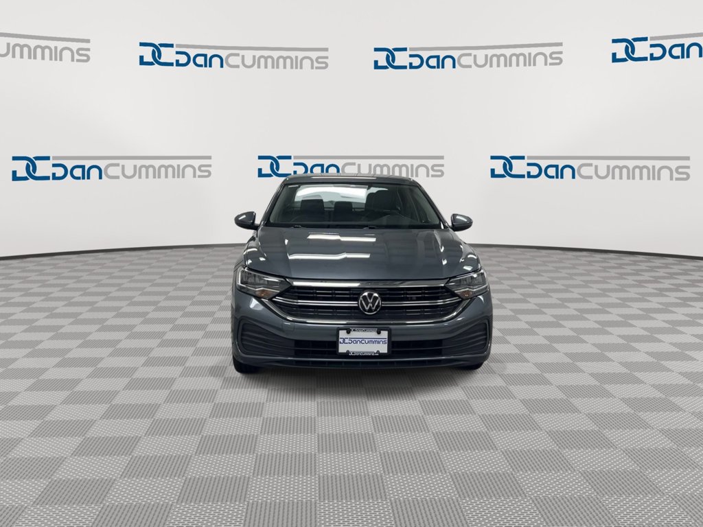 Used 2024 Volkswagen Jetta SE FWD image 3