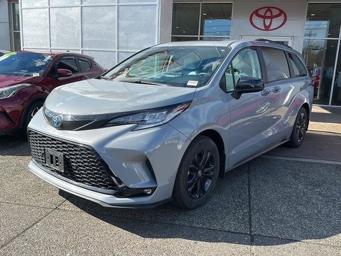 Used 2025 Toyota Sienna XSE w/ XSE Plus Package image 2