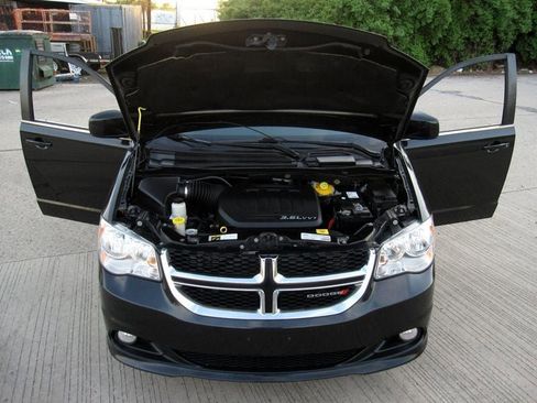 Used 2018 Dodge Grand Caravan SXT image 28