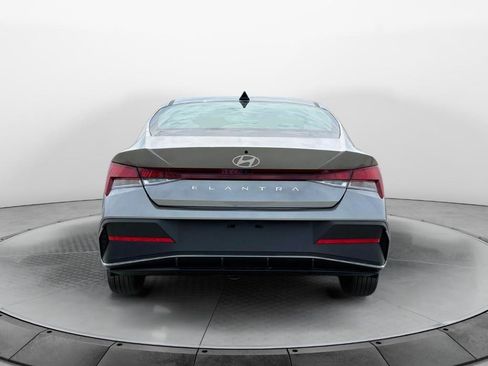 New 2025 Hyundai Elantra SE image 6