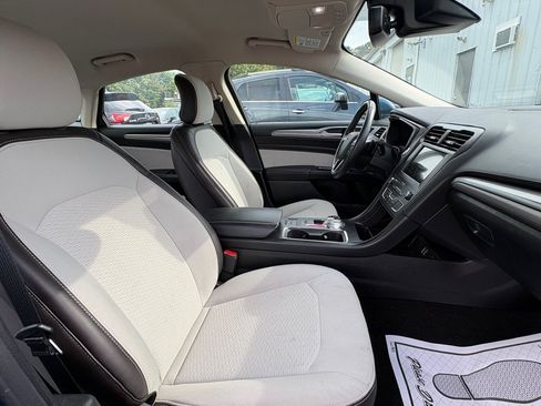 Used 2019 Ford Fusion SE w/ Equipment Group 151A FWD image 16