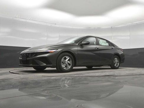 New 2026 Hyundai Elantra SE FWD image 33