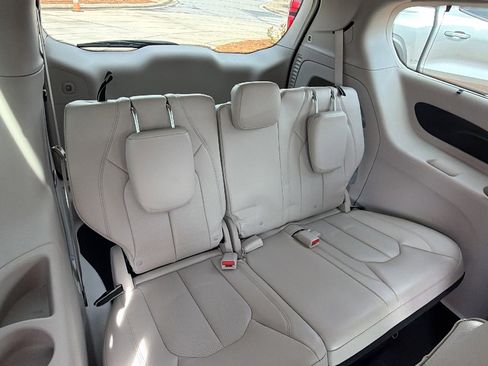 Used 2018 Chrysler Pacifica Touring-L w/ Tire & Wheel Group image 21