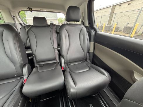Used 2026 Kia Carnival FWD image 40