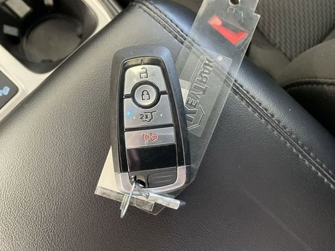 Used 2022 Ford Explorer XLT image 32