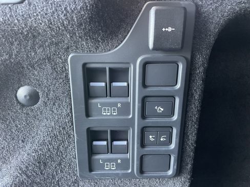 Used 2024 Land Rover Discovery Dynamic SE image 40