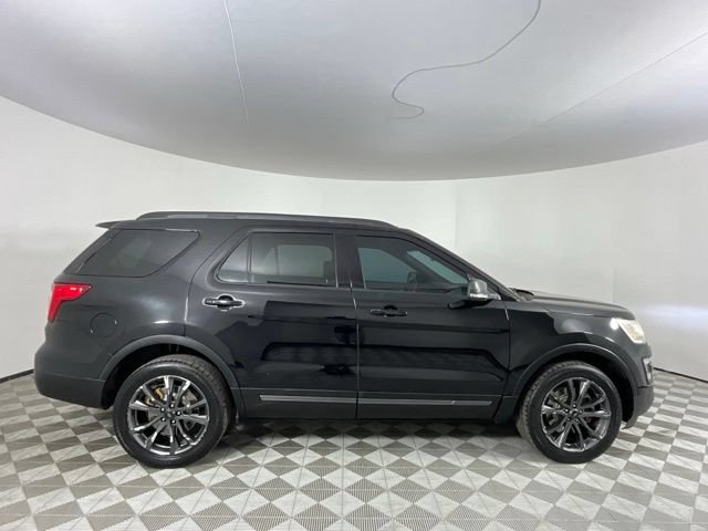 Used 2017 Ford Explorer XLT w/ Equipment Group 202A AWD/4WD image 2