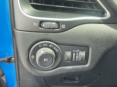 Used 2019 Jeep Cherokee Trailhawk w/ Cold Weather Group AWD/4WD image 15