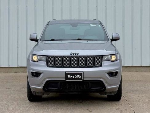 Used 2019 Jeep Grand Cherokee Altitude AWD/4WD image 9