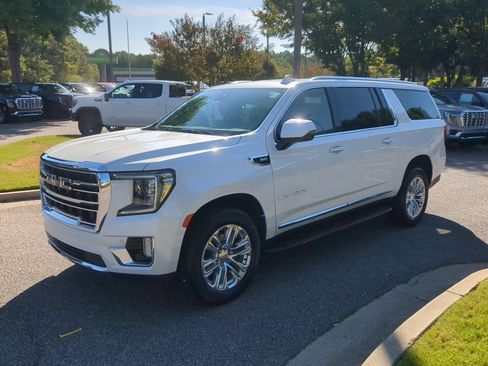 Used 2023 GMC Yukon XL SLT w/ SLT Luxury Package AWD/4WD image 4