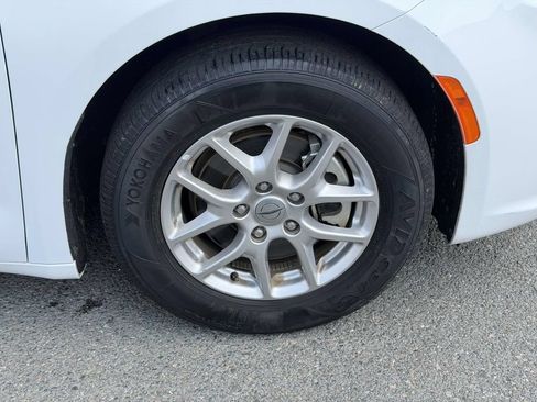 Certified 2024 Chrysler Pacifica Touring-L FWD image 24