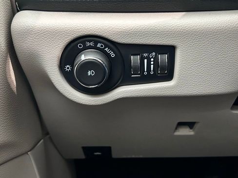 Used 2024 Chrysler Pacifica Limited FWD image 17