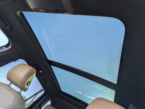 Used 2024 Volkswagen Tiguan SE image 24