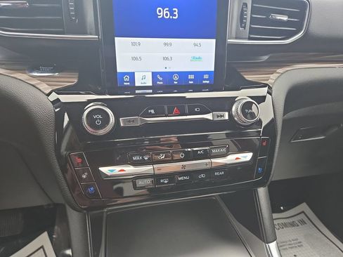 Used 2023 Ford Explorer Limited w/ Limited Technology Package AWD/4WD image 11